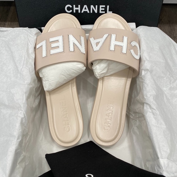 $1.3k CHANEL CHA NEL LOGO BEIGE LEATHER FLAT SHOES SLIDES MULES 38C - Picture 2 of 16